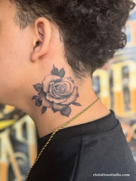 Hình xăm mini ở cổ nhỏ gọn và cá tính