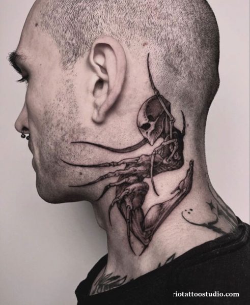 Hình xăm cổ nam chất phong cách mạnh mẽ