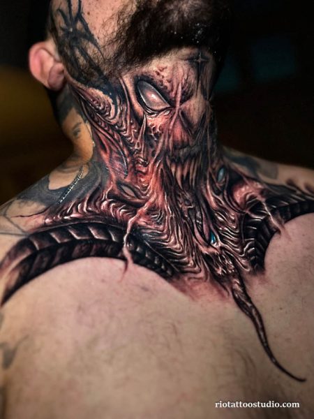 Tattoo cổ nam với thiết kế rồng và sói ấn tượng