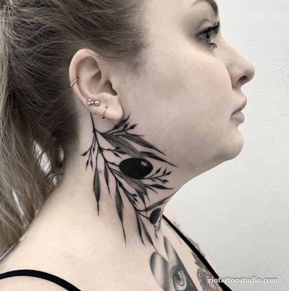 Hình xăm cổ nữ đẹp tinh tế và quyến rũ