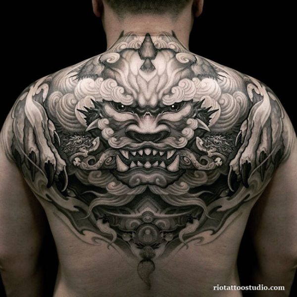 Hình xăm nửa lưng trên bố cục lớn ấn tượng