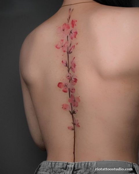 Tattoo nửa lưng nữ kích thước nhỏ thanh lịch