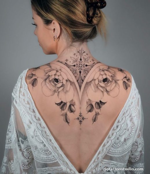 Hình xăm lưng nữ nửa phần trên phong cách nữ tính