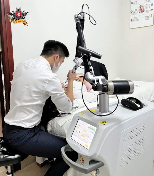 Xóa xăm bằng máy công nghệ cao Spectra Nd:YAG đạt chuẩn FDA tại Rio Tattoo Studio.