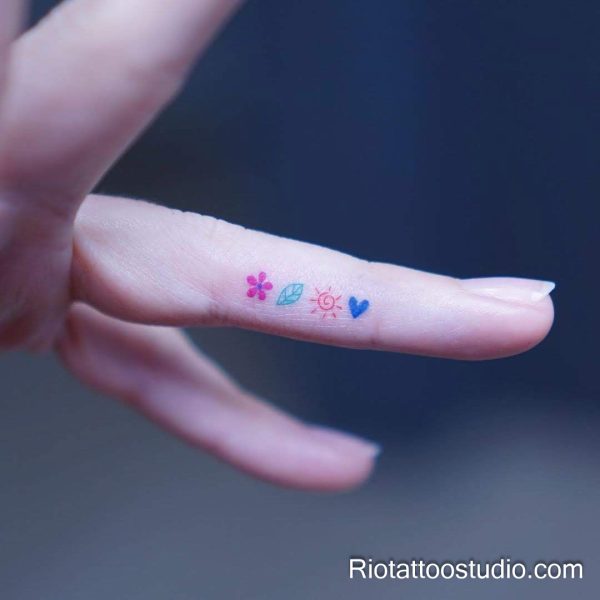 Micro finger four-leaf clover heart tattoo on finger, lucky tiny tattoo