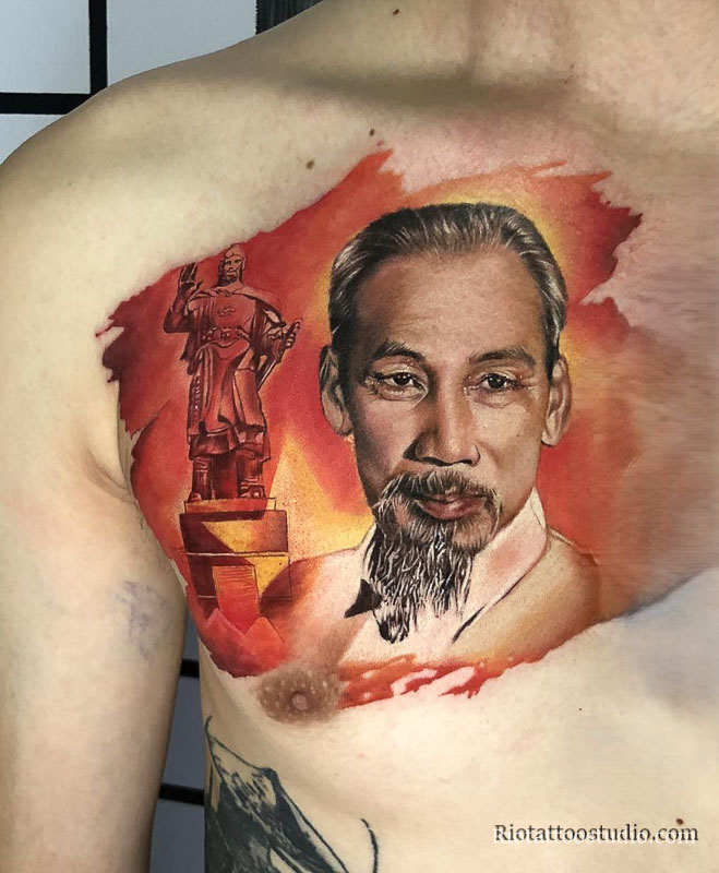 Master tattoo artist Anh Thang creating a colorful Ho Chi Minh portrait tattoo with artistic realism