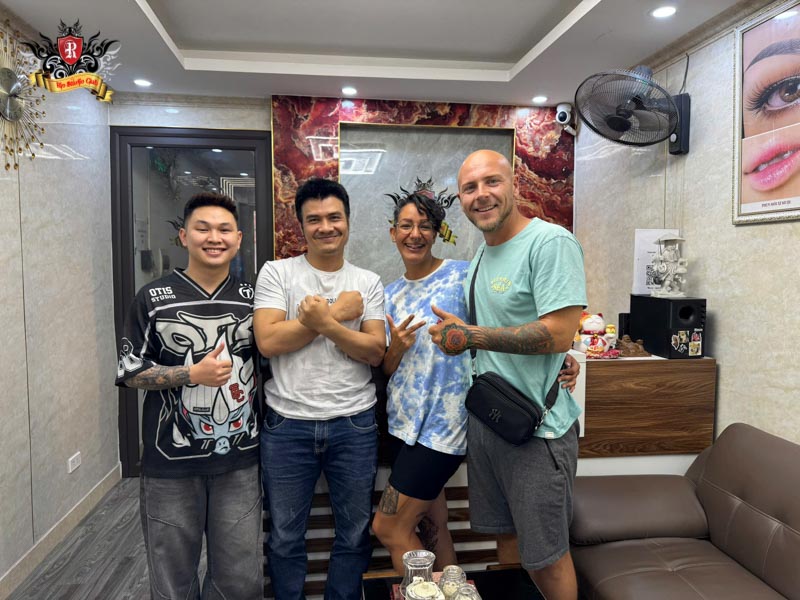 Khách hàng nước ngoài hài lòng với dịch vụ xóa xăm 1 lần không sẹo tại Rio Tattoo Studio.