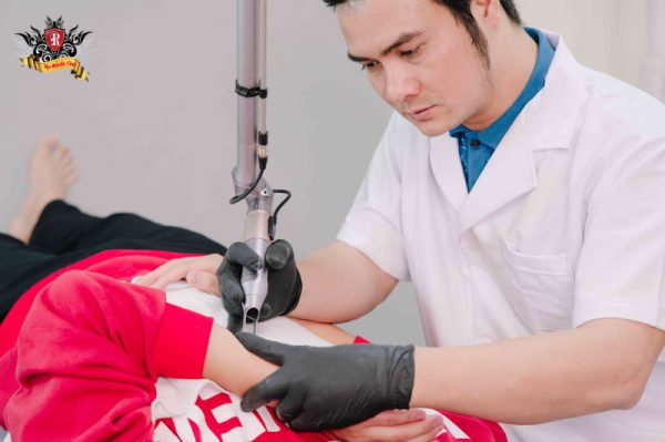 Artist Triệu Việt Anh chuyên gia hơn 20 năm kinh nghiệm xóa xăm an toàn tại Rio Tattoo Studio.