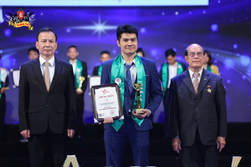Master Triệu Việt Anh, pioneer of artistic freckles & tattoos in Vietnam.