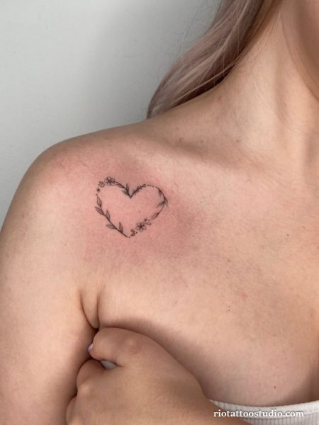 Floral outline heart shoulder tattoo minimalist leaves flowers, romantic heart tattoo