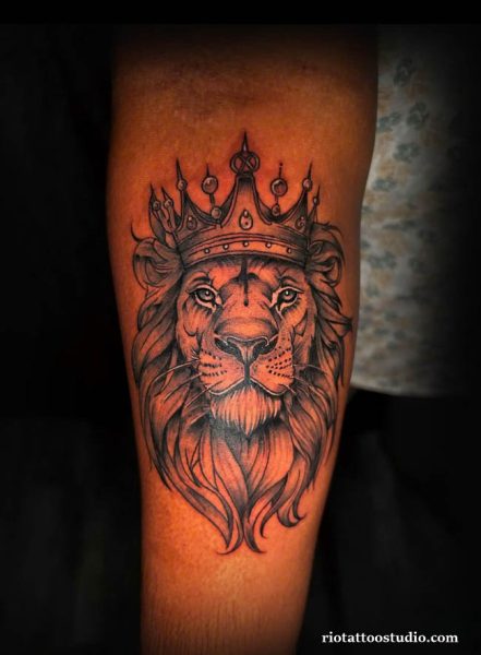 Crowned roaring lion blue eyes shoulder arm tattoo realistic, powerful lion tattoo