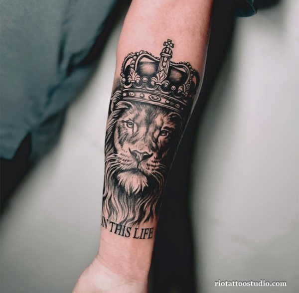 Crowned roaring lion shoulder arm tattoo realistic black grey, fierce lion tattoo