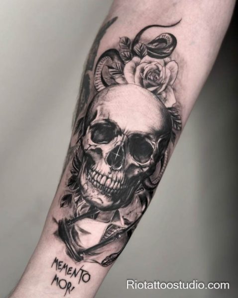 Memento mori skull woman roses upper arm tattoo realistic black grey, powerful memento mori tattoo