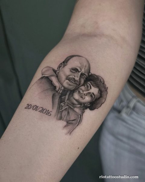 Realistic dad daughter portrait tattoo with father and daughter smiling together and date 20/01/2016 on upper arm