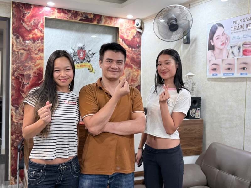 Professional consultation for custom neck tattoos on women at Rio Studio