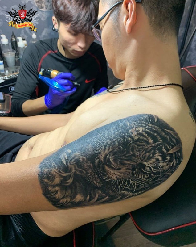 Artist Anh Thang - New realism tiger tattoo specialist at Rio Tattoo Studio