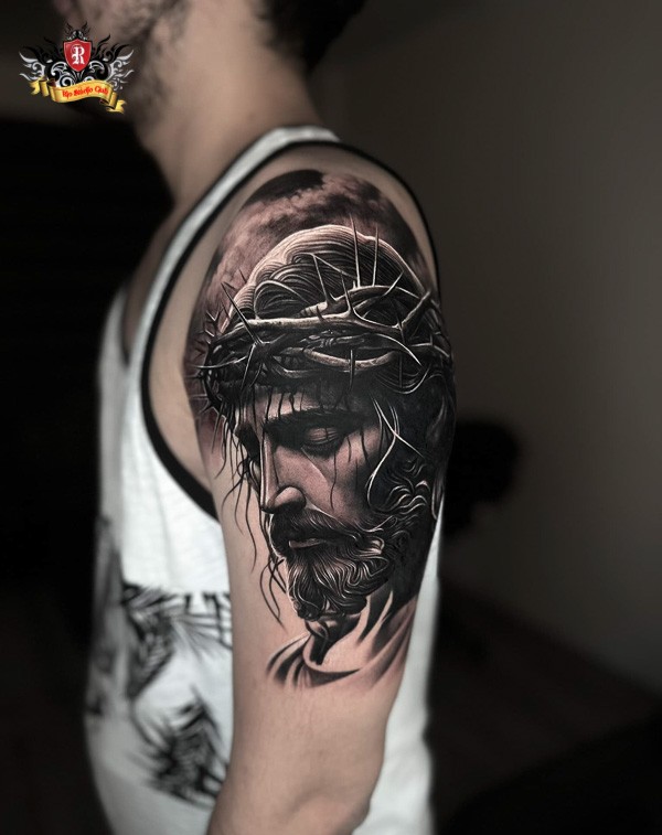 Hình xăm Đức Chúa Jesus ở tay phong cách tả thực Black and Grey do Master Artist Anh Thắng thực hiện.