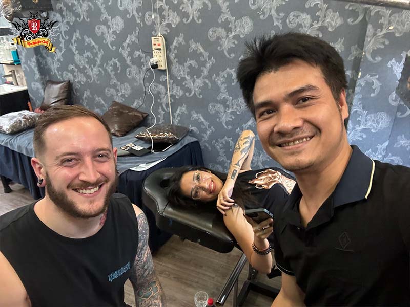 Professional consultation for a bear tattoo cost at Rio Tattoo Studio.