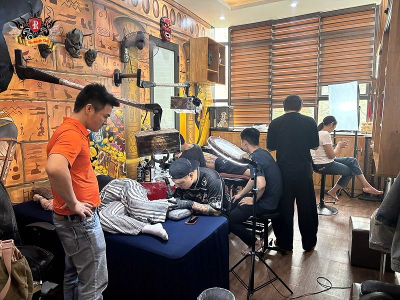Bảo vệ làm mờ khuôn mặt khách hàng theo Chính sách bảo mật của Rio Tattoo Studio.