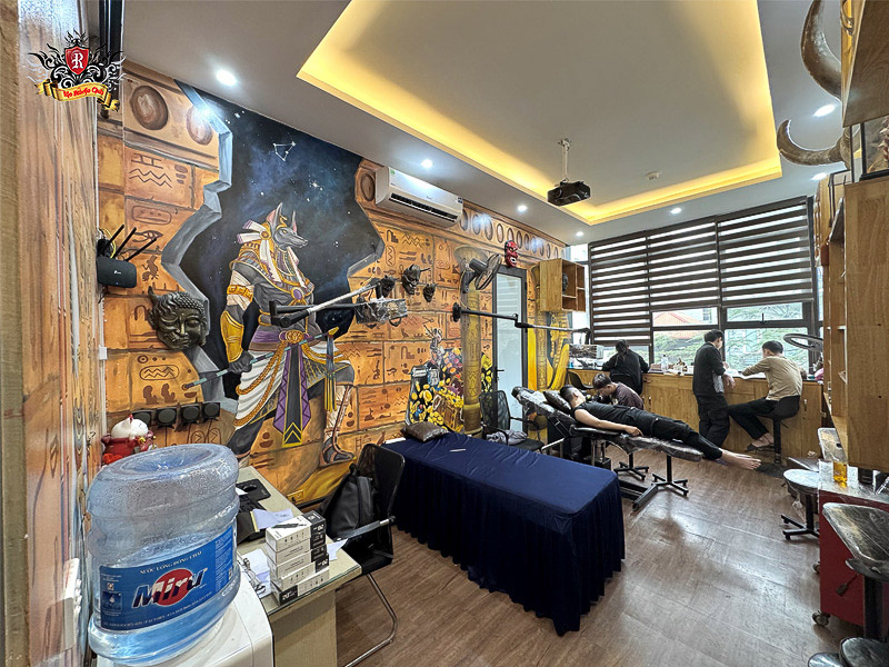 Professional Rio Tattoo Studio space for expert hibiscus tattoo.