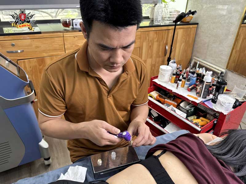 Artist Triệu Việt Anh, the world pioneer of scar camouflage tattoo and skin camouflage, at Rio Tattoo Studio