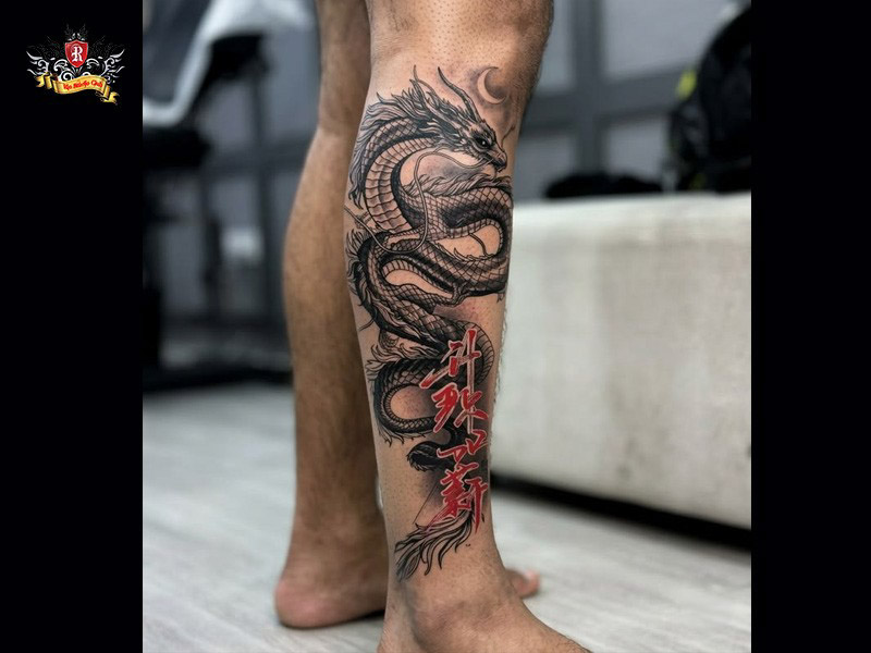 Intricate Chinese dragon tattoo on the outer thigh showcasing sharp details at Rio Tattoo Studio.