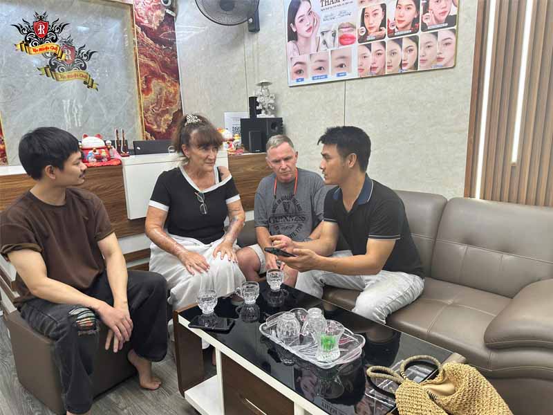 A professional artist discussing a custom half sleeve tattoos for women price at Rio Tattoo Studio.